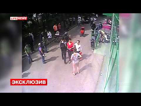 بالفيديو لحظة سرقة حقيبة أموال في وضح النهار