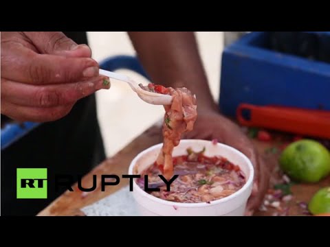 بالفيديو السياح في غواتيمالا يستمتعون بكوكتيل من خصى نية لثيران