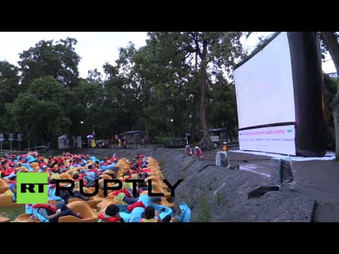 بالفيديو عشاق السينما في مكسيكو يشاهدون الأفلام بطريقة فريدة