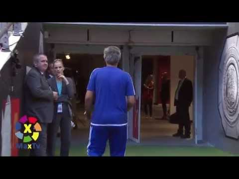 شاهد مورينيو يلقي ميدالية الدرع الخيرية لمشجع أرسنال