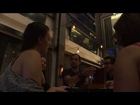 شاهد الشباب الآسيويين يفضلون المواعدة ضمن مجموعة