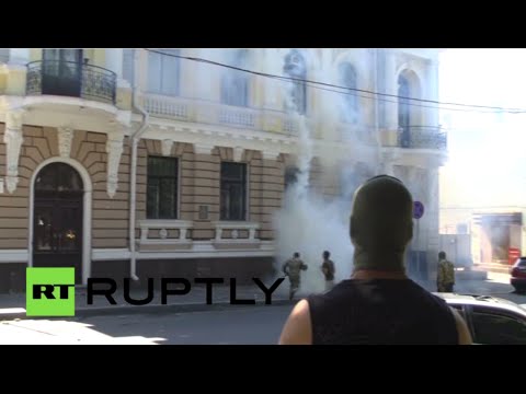 شاهد متطرفون يهاجمون مكتبا للمعارضة