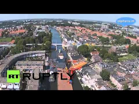 شاهد رافعتان للبناء تهويان على منازل قرويين