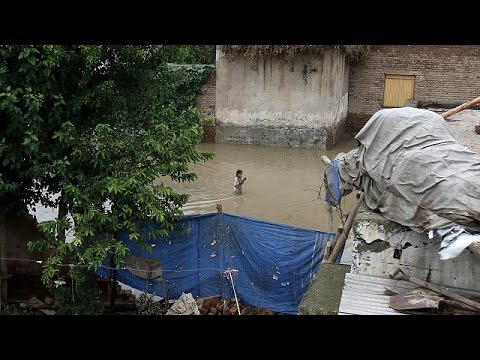 شاهد مئات القتلى ومليون مشرد بسبب الفيضانات في آسيا