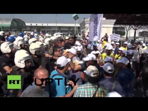 بالفيديو اشتباكات عنيفة في أنقرة أثناء احتجاجات نقابية