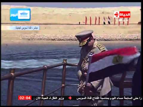 شاهد الرئيس يعطي طفلًا يرتدي زيًا عسكريًا علم مصر