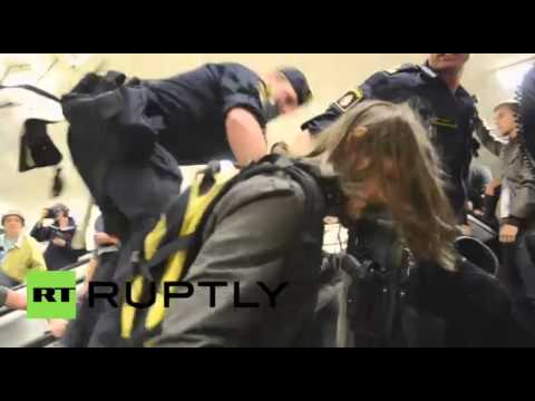 شاهد اشتباكات بين الشرطة ومتظاهرين في السويد