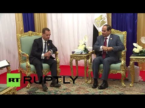 شاهد رئيس الوزراء الروسي يلتقي الرئيس المصري