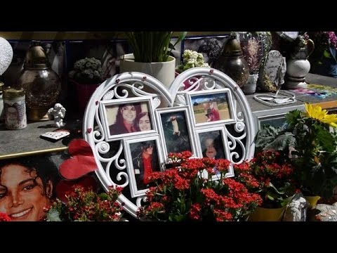 شاهد خلاف بين المعجبين بمايكل جاكسون