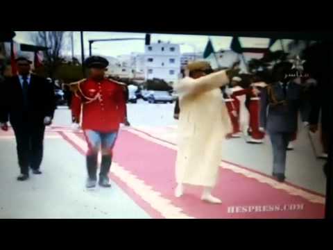 بالفيديو رد فعل الملك محمد السادس عندما رفع الحارس السيف