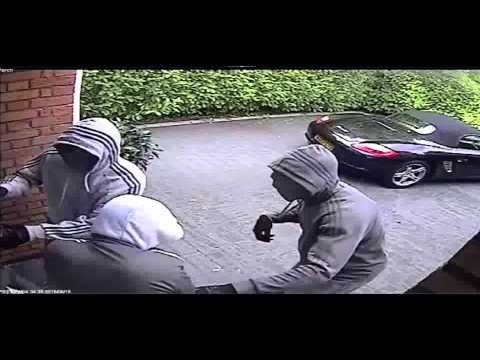 شاهد لحظة اقتحام بلطجية لمنزل مواطن