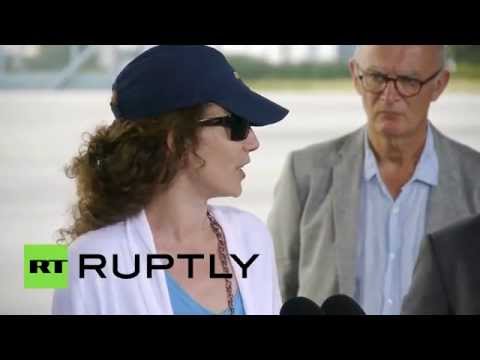 بالفيديو هولاند وفابيوس يستقبلان في باريس الرهينة الفرنسية المحررة