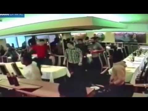 مشاجرة بالكراسي في مطعم بالهند