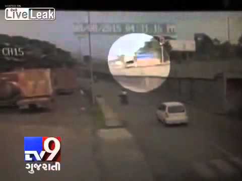 بالفيديو لحظة سقوط شاحنة من أعلى كوبري