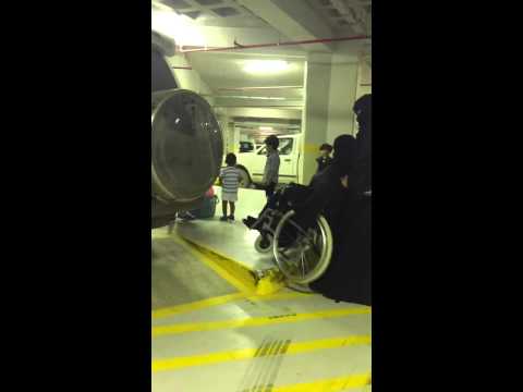 شاهد مالك لاند كروزر يغلق ممرًا لذوي الاحتياجات الخاصة