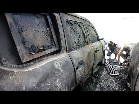 شاهد إحراق 4 سيارات مصفحة في دونيسك تابعة لمنظمة الأمن والتعاون