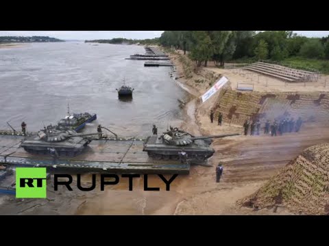 شاهد بناء جسر عائم لنقل المعدات باستخدام المركبات البرمائية