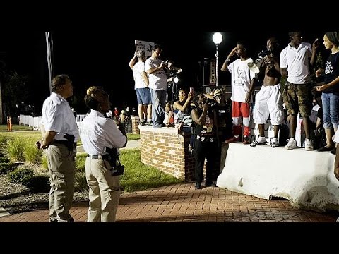 شاهد إصابة شخص في اطلاق للنار برصاص الشرطة الأميركية