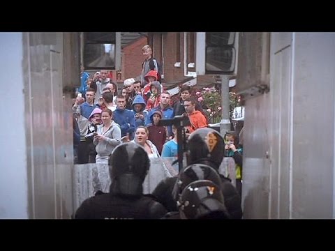 شاهد الشرطة تفرق مظاهرة للجمهوريين في بلفاست