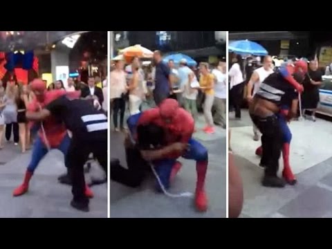 بالفيديو سبايدرمان يلقن رجلًا علقة ساخنة