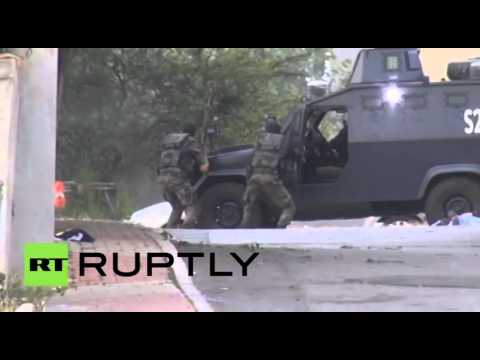 شاهد إطلاق نار بين الشرطة التركية ومسلحين في إسطنبول