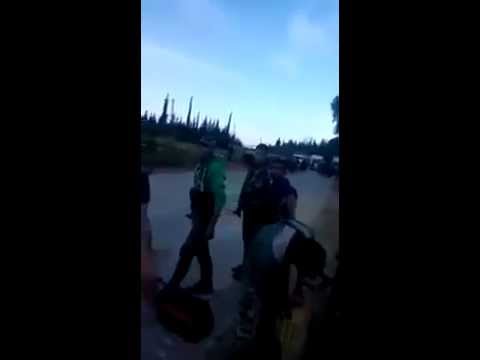 شاهد إهانة عنصرين تابعين للقوات الحكومية السورية