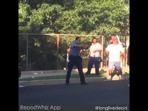 شاهد شرطي أميركي يطلق النار على فتاة سوداء