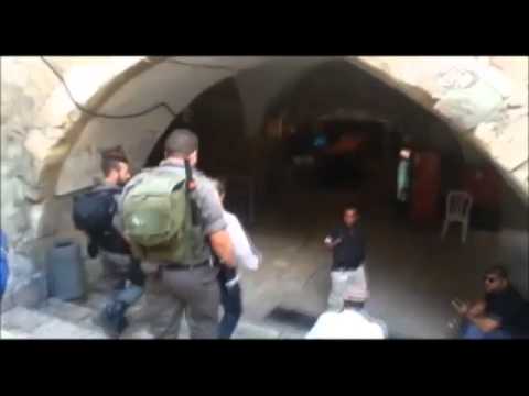 شاهد مستوطنون يقتحمون المسجد المبارك تحت حماية شرطة الاحتلال