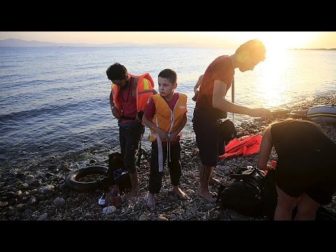 شاهد البحرية الإيطالية تنقذ 170 مهاجرًا وناجون يتحدثون عن 50 مفقودًا