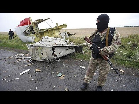 شاهد شظايا قد تكون لصاروخ بوك عثر عليها في مكان تحطم الطائرة الماليزية