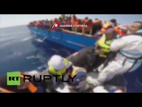شاهد حرس الحدود الإيطالي يعترض 345 مهاجرا