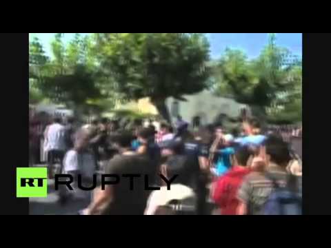 شاهد اشتباكات عنيفة بين قوات الأمن ومهاجرين في جزيرة كوس