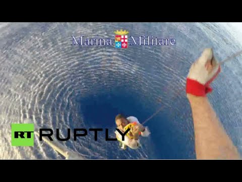 شاهد لحظة إنقاذ مهاجر في مياه البحر المتوسط