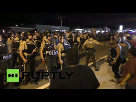 شاهد تواصل فعاليات إحياء الذكـرى الأولى لمقتل مايكل براون