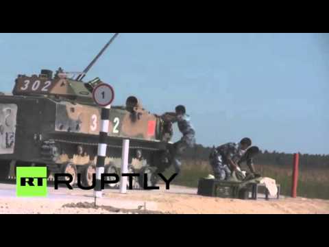 شاهد قوات المظلات تتنافس في مرحلة الإنزال الجوي