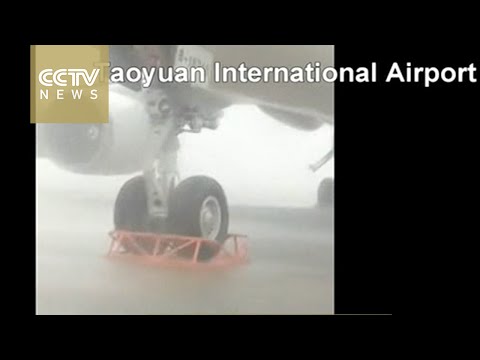شاهد إعصار تايوان يرفع طائرة شحن تزن ١٦٤ طنًا