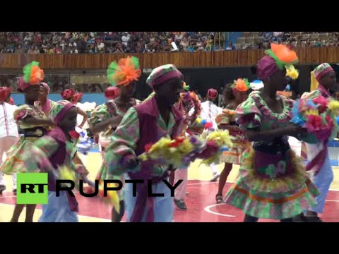 شاهد الآلاف يشاركون في عيد ميلاد فيدل كاسترو الـ 89