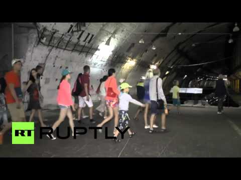 شاهد قاعدة سرية للغواصات تتحول إلى متحف للزوار