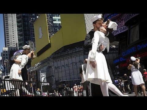 شاهد احتفالات في تايم سكوير بمشاركة مئات الأزواج