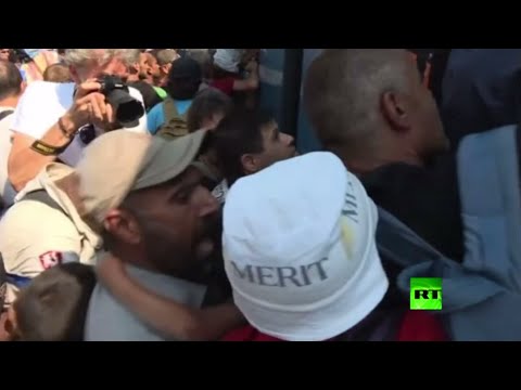 شاهد آلاف المهاجرين يحاولون ركوب قطار من مقدونيا إلى صربيا