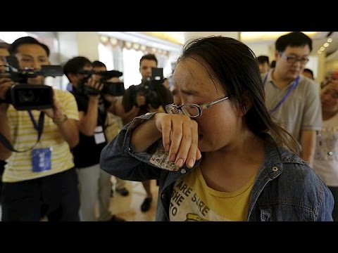 شاهد غضب عائلات رجال الإطفاء المفقودين في الصين