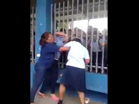 بالفيديوخناقة ساخنة بين الطالبات داخل فناء المدرسة