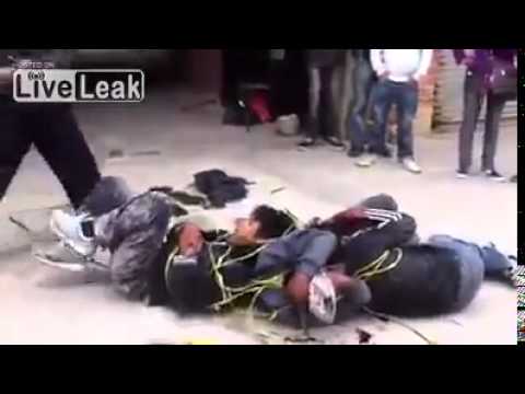 بالفيديو الأهالي يعتدون على 3 لصوص ويبرحونهم ضربًا