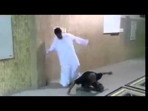 شاهد ضرب طفل مصاب بمتلازمة داون داخل أحد المساجد