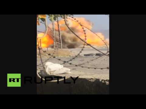 شاهد تفكيك عبوة ناسفة كانت على متن سيارة مفخخة في مدينة سلوبي