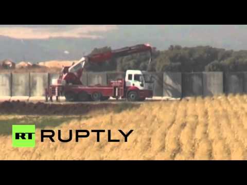 شاهد تركيا تبني جدارًا في منطقة ريحانلي على الحدود مع سورية