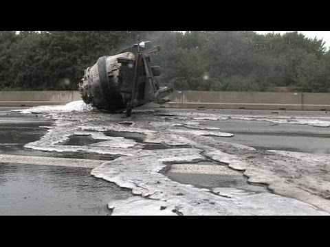 شاهد انقلاب شاحنة محملة بسائل الألمنيوم في ألمانيا