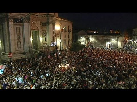 شاهد جثامين المهاجرين ومئات الناجين يصلون كتانيا