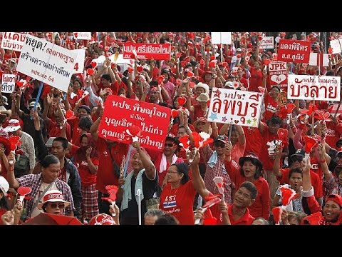 شاهد تايلاند والأزمة السياسية بين جماعة القمصان الحمراء والصفراء