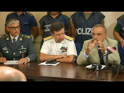 بالفيديو اعتقال ثمانية مهربين في إيطاليا